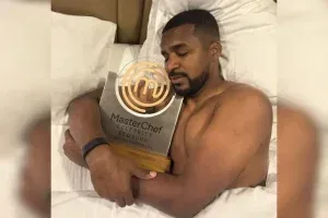 Ex-Flamengo e Vasco, Erazo vence MasterChef Celebridades no Equador; veja vídeo