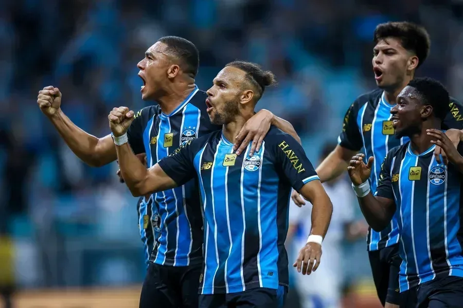 Grêmio aproveita vantagem numérica, vence o Confiança e encaminha classificação; veja os gols