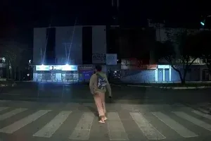 Homem joga garrafa contra viatura após importunar mulher e acaba preso; veja vídeo