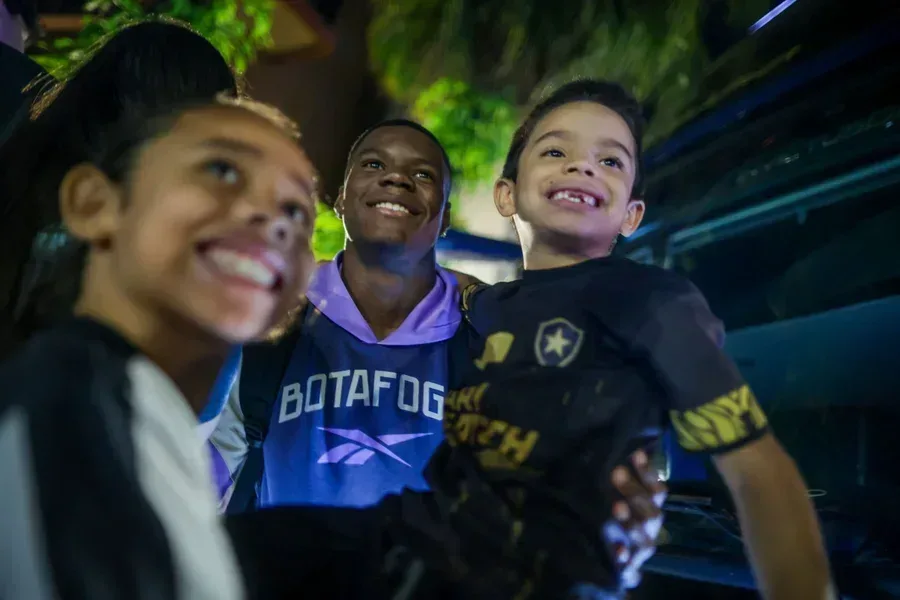 Botafogo desembarca em Brasília, recebe festa da torcida e aquece duelo com o Inter; veja vídeo