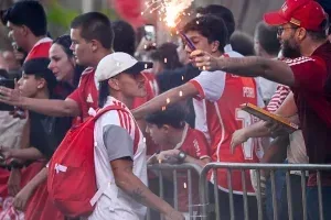 Torcida do Inter transforma Brasília em festa antes de duelo contra o Botafogo; veja vídeo