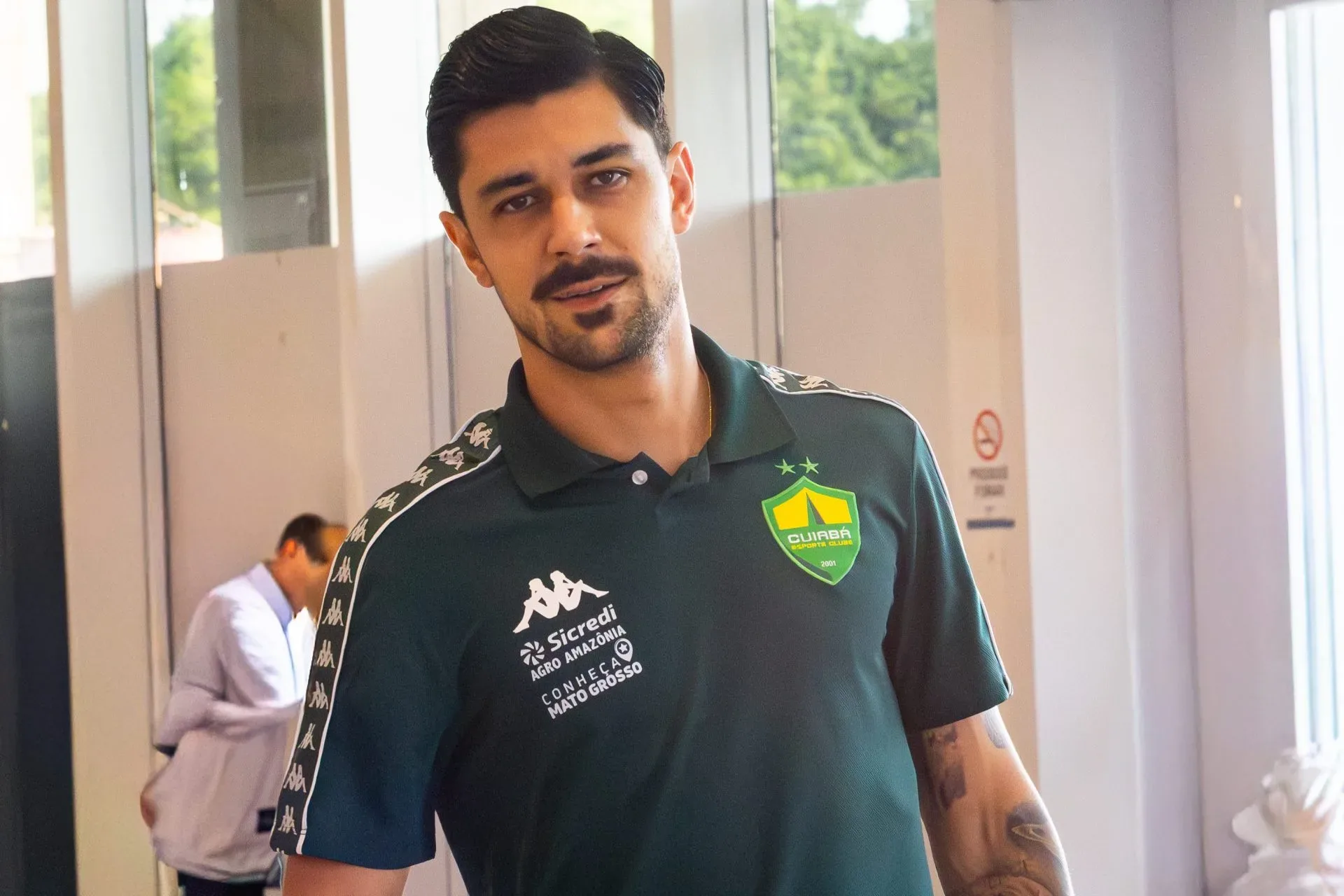 # Cuiabá embarca para Minas e intensifica preparação para duelo contra o Athletic O Cuiabá embarcou na tarde desta quinta-feira (7) para Minas Gerais, onde enfrentará o Athletic pela próxima rodada da Série B do Campeonato Brasileiro. O confronto acontecerá em São João del-Rei e ganhou peso importante para a sequência do Dourado na competição. Antes da viagem, o elenco realizou treinamento no CT Manoel Dresch e deu continuidade aos ajustes para o duelo fora de casa. ## Dourado aposta em força como visitante O Cuiabá chega para a partida tentando manter o bom desempenho longe da Arena Pantanal nesta Série B. A equipe ainda não perdeu como visitante na competição e vê o confronto contra o Athletic como oportunidade importante para subir na tabela. A comissão técnica aproveitou os últimos treinamentos em Cuiabá para trabalhar posicionamento defensivo e jogadas ofensivas, pontos que receberam atenção especial após o empate contra o Criciúma. ## Toca da Raposa receberá último treino Depois da chegada em Belo Horizonte, o elenco fará mais uma atividade na manhã desta sexta-feira (8), na Toca da Raposa II. O treino servirá para os ajustes finais antes da viagem para São João del-Rei, local da partida. A comissão técnica pretende definir detalhes táticos e a provável escalação somente após a última movimentação em Minas Gerais. ## Cuiabá encara confronto direto na Série B O duelo contra o Athletic aparece como confronto importante neste início equilibrado de Série B. Com diferenças pequenas na pontuação entre as equipes, uma vitória pode mudar significativamente a posição do Cuiabá na tabela. O clube tenta transformar o bom desempenho apresentado nas últimas partidas em resultado positivo fora de casa. ### Perguntas e respostas **Para onde o Cuiabá viajou?** Para Minas Gerais, onde enfrentará o Athletic. **Onde o Cuiabá fará o último treino?** Na Toca da Raposa II, em Belo Horizonte. **Quando será a partida contra o Athletic?** No sábado, pela Série B do Brasileiro.