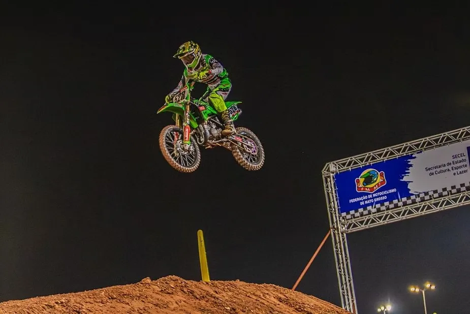 Corrida noturna do MX1GP lota Parque Novo Mato Grosso e impulsiona economia em Cuiabá