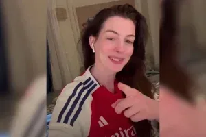 Arsenal quebra jejum de 20 anos e coincidência com Anne Hathaway viraliza na internet; veja vídeo
