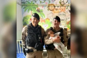Policiais salvam bebê de 5 meses engasgado; veja vídeo