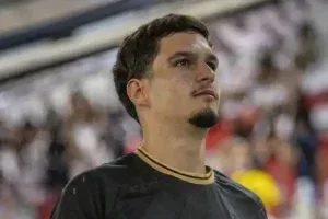 Torcedor do Vasco é atingido no olho após clássico e passa por cirurgia no Rio; veja vídeo