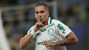 STJD denuncia Paulinho após comemoração na vitória do Palmeiras sobre o Flamengo