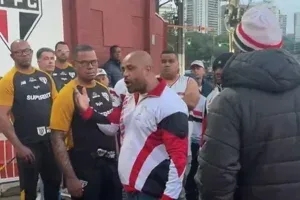Torcida organizada protesta no CT do São Paulo após eliminação na Copa do Brasil; veja vídeo