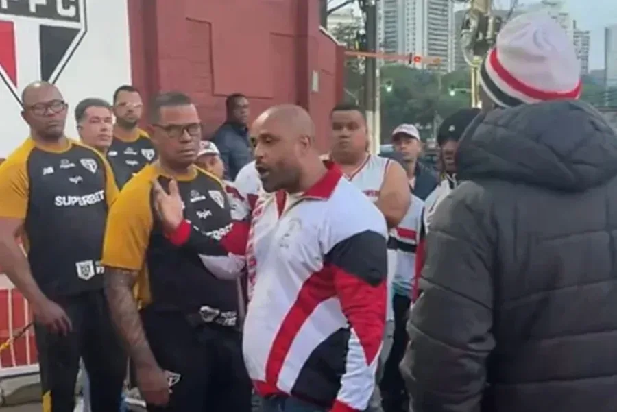Torcida organizada protesta no CT do São Paulo após eliminação na Copa do Brasil; veja vídeo