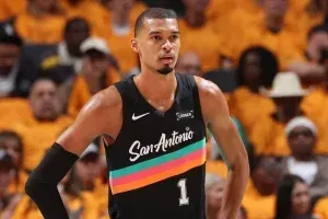 Wembanyama bate recorde histórico de tocos nos playoffs, mas Spurs perdem para os Wolves; veja vídeo