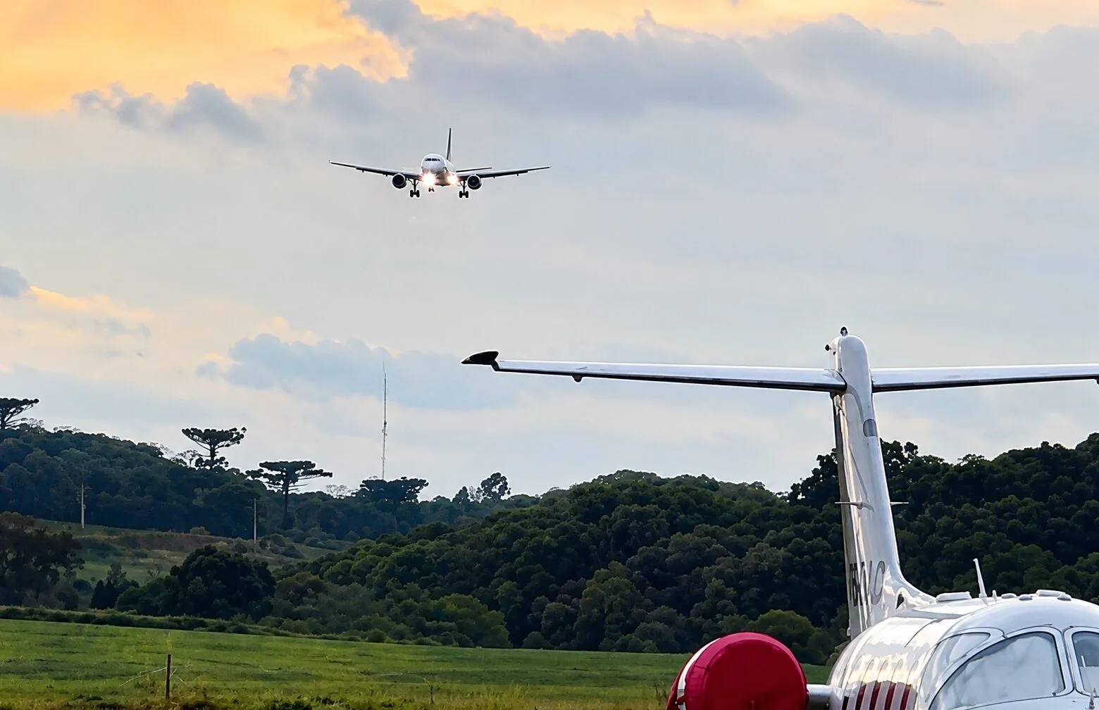 Avião tenta pousar sob ventania, aparece inclinado e assusta passageiros; Veja vídeo