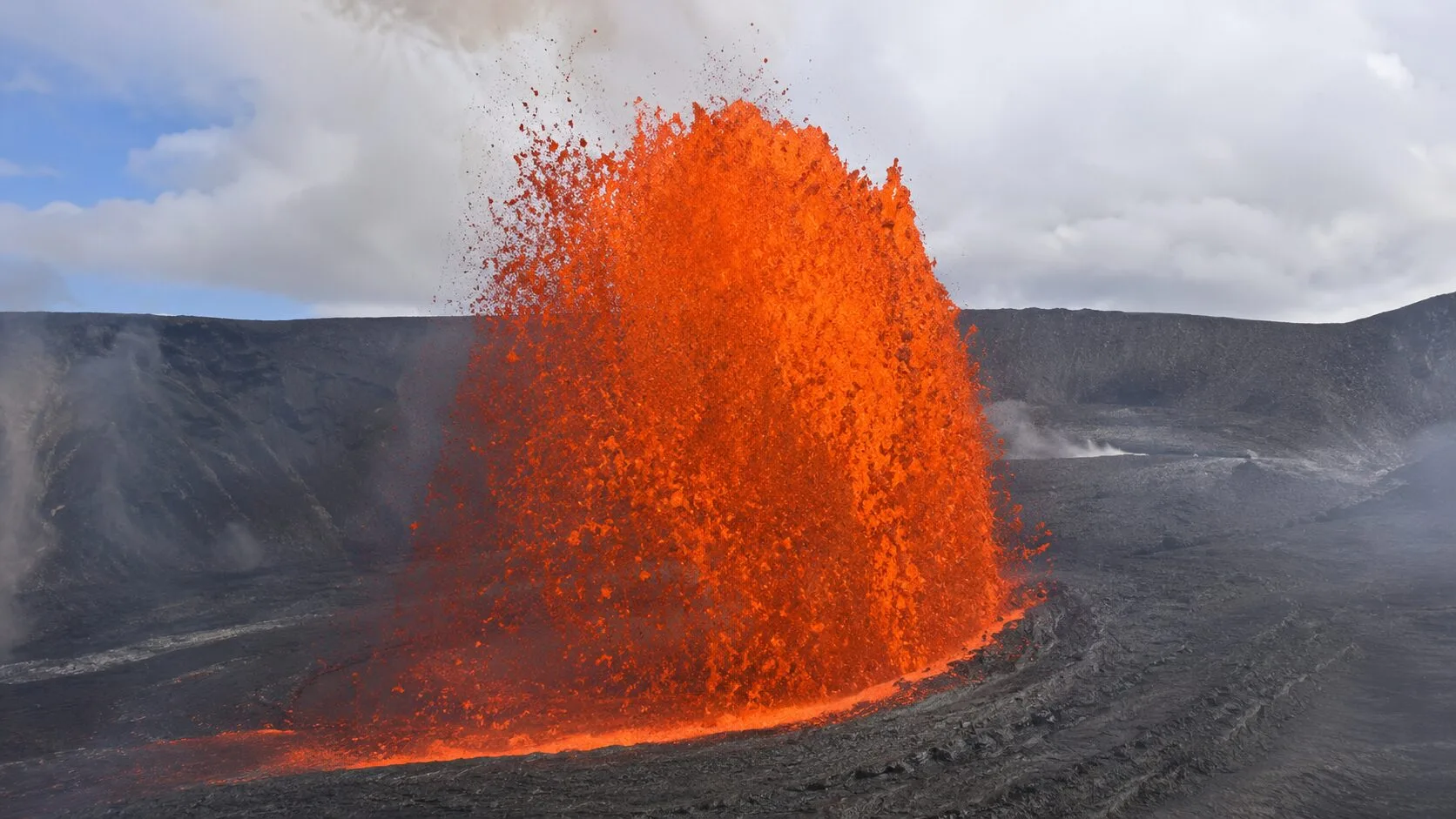 Vulcão entra em erupção e câmera flagra redemoinho em meio à lava; Veja vídeo