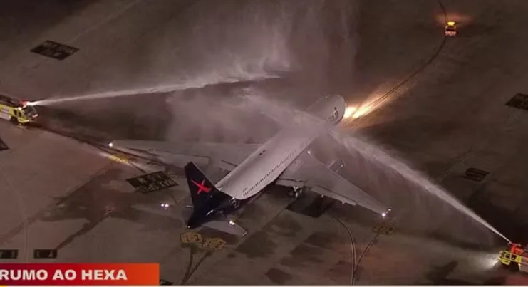 Entenda por que bombeiros jogaram água no avião da Seleção antes da viagem para a Copa; veja vídeo