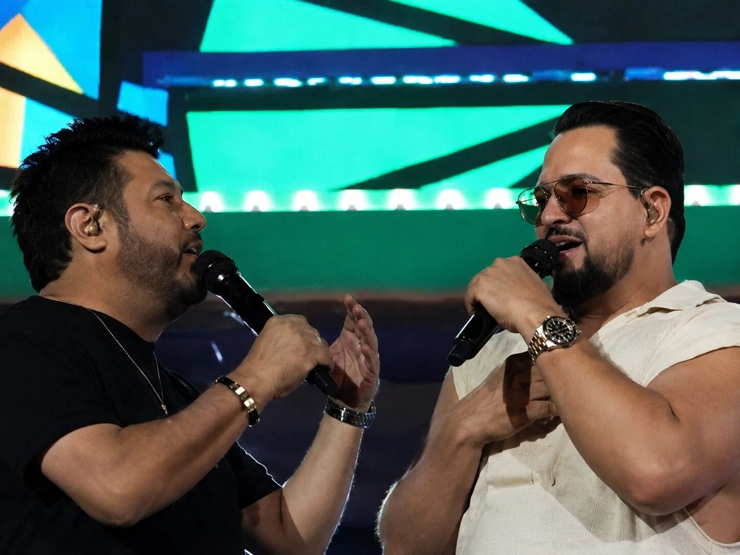 Marrone brinca que é “meio gay” no palco e resposta de Bruno arranca gargalhadas da plateia; Veja vídeo