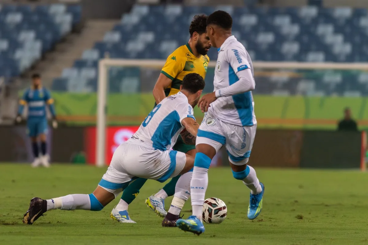 Vinicius Peixoto sai do banco, marca duas vezes e evita derrota do Cuiabá na Arena Pantanal; veja os gol