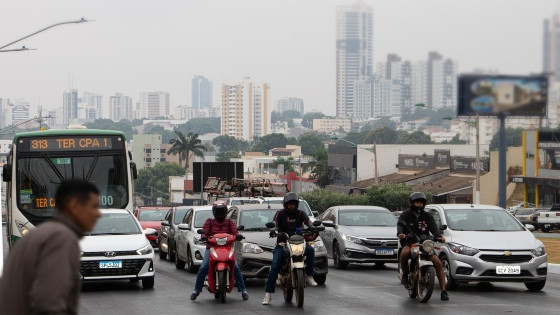 Nova frente fria quebra sequência de calor intenso e provoca chuva em Cuiabá nos próximos dias