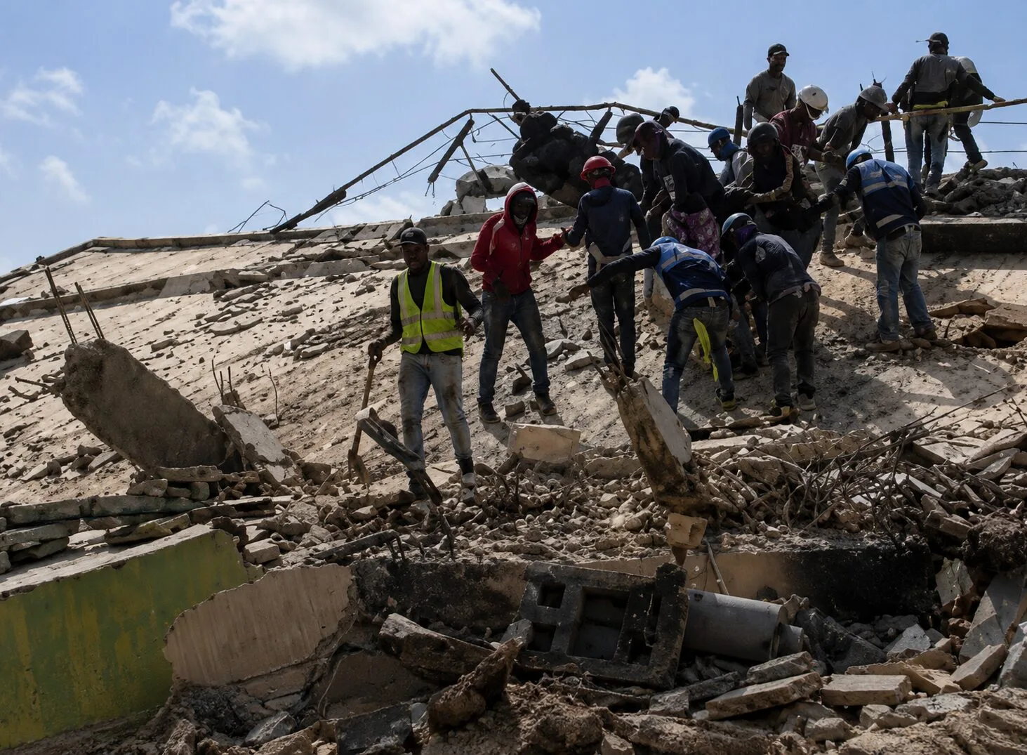 Mais de 50 mil perdidas seguem desaparecidos e ajuda internacional aumenta após terremotos; Veja vídeo