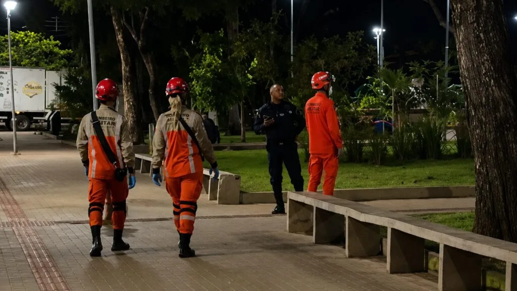 Mulher corre sem roupas em praça de Cáceres; veja vídeo