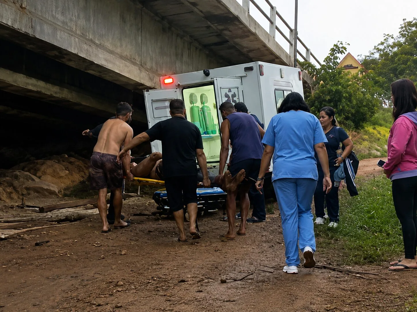 Motociclista perde controle em ponte, cai em rio e deixa passageiro internado em estado grave em Vila Bela; veja vídeo