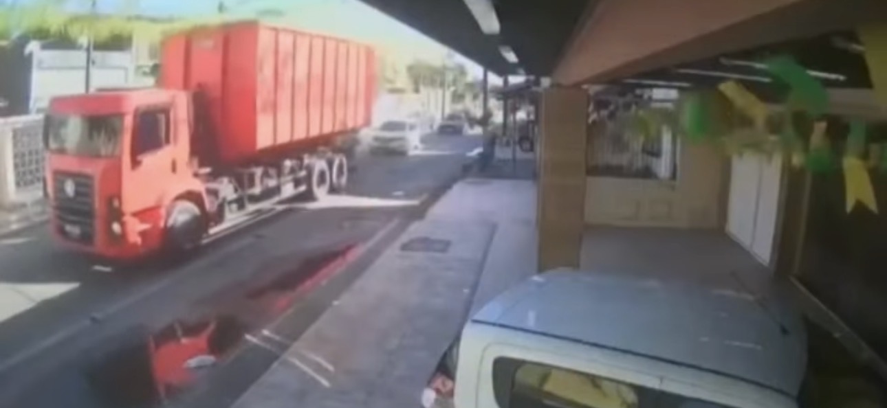 Caminhão destrói decoração da Copa e revolta moradores que gastaram R$ 2 mil; Veja vídeo