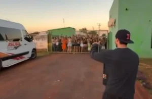 Zé Felipe atende fãs no aeroporto de Diamantino e retribui carinho do público