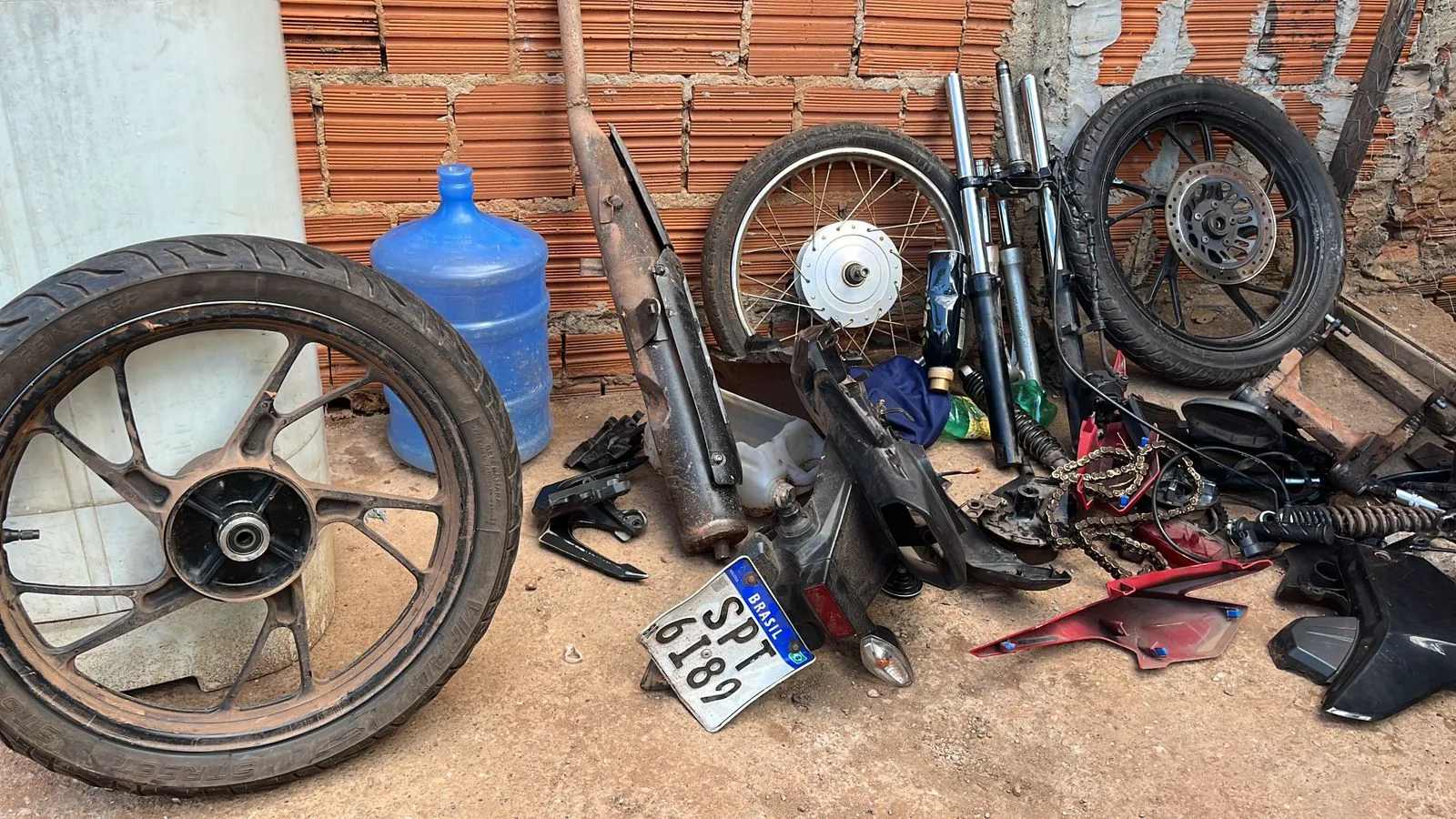 Guarda Municipal encontra peças de moto furtada e descobre possível desmanche em Várzea Grande; veja vídeo