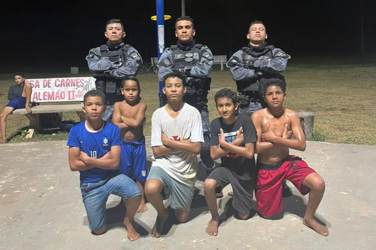 Policiais do Raio Pantanal param patrulhamento para jogar futebol com crianças em Cáceres; veja vídeo