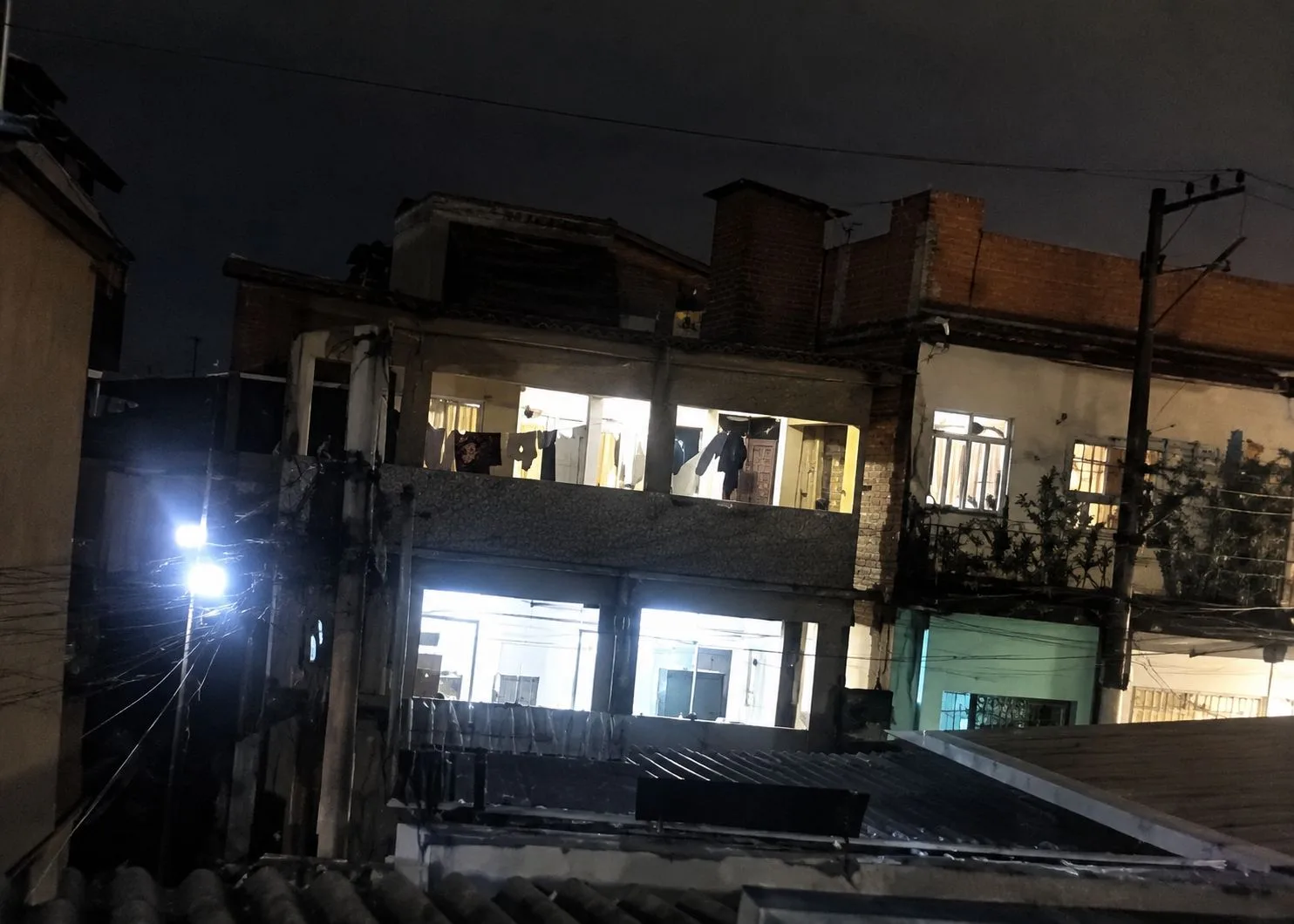 Bala atinge ônibus e passageiros entram em desespero durante guerra entre facções; Veja vídeo