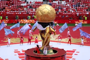 Falha em réplica da taça vira meme e rouba atenções na abertura da Copa no Canadá; veja vídeo