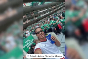 Carrillo acompanha abertura da Copa, evita camisa verde e diverte torcedores com comentário sobre o Corinthians; veja vídeo