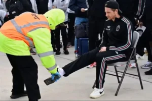 Recepções opostas na Copa chamam atenção: México faz festa, enquanto EUA adotam rigorosa fiscalização; veja vídeo