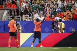 Holanda goleia a Suécia, assume liderança e supera marca histórica do Brasil na Copa; veja os gols