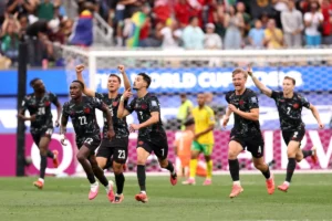 Canadá marca nos acréscimos, elimina a África do Sul e avança às oitavas da Copa do Mundo; veja o gol
