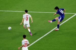 Japão goleia a Tunísia no milésimo jogo das Copas e encosta na liderança do grupo; veja os gols