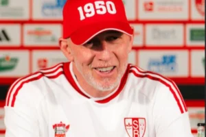 Técnico que levou o Brest à Champions League morre aos 58 anos após luta contra câncer