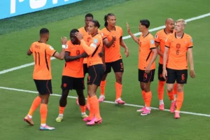 Holanda vence Tunísia, confirma liderança e avança às oitavas da Copa do Mundo; veja os gols