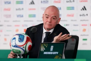 Infantino comenta caso de árbitro barrado nos EUA e defende participação do Irã na Copa do Mundo
