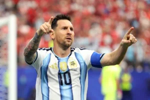 Messi marca duas vezes, bate recorde histórico e coloca Argentina nas oitavas da Copa; veja os gols