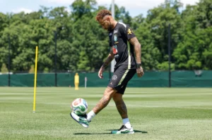 Neymar aparece com Bruna e Mavie em treino da Seleção e anima torcida brasileira