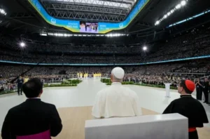 Papa Leão XIV reúne milhares de fiéis no Santiago Bernabéu e faz referência ao futebol durante visita; veja vídeo