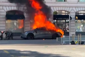 Manifestação contra cúpula do G7 termina em confronto e carro incendiado; veja vídeo