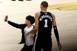 Torcedor invade quadra para tirar foto com Wembanyama durante as Finais da NBA; veja vídeo