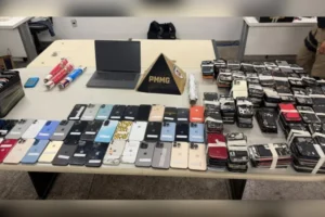 Polícia apreende mais de 500 produtos em depósito de shopping popular e desmonta esquema de receptação; veja vídeo