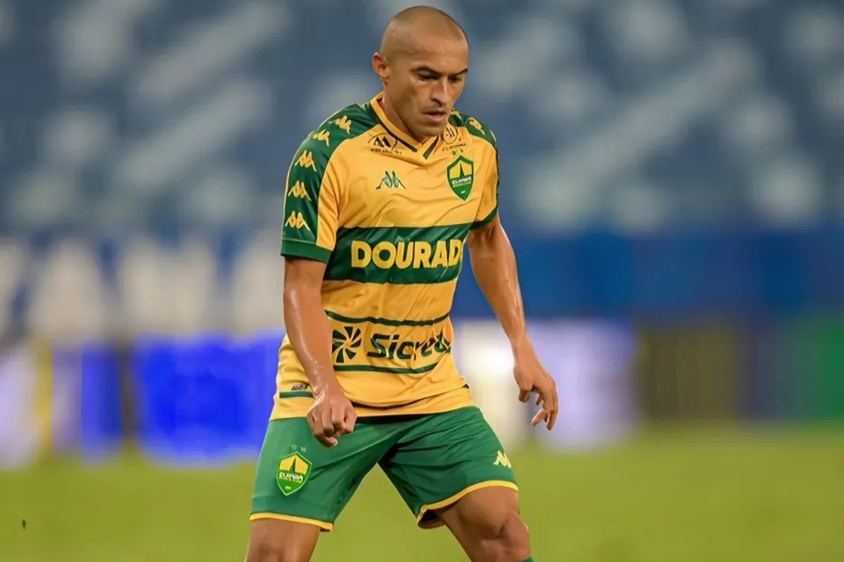Cuiabá rescinde contrato de Nino Paraíba e lateral deixa o clube
