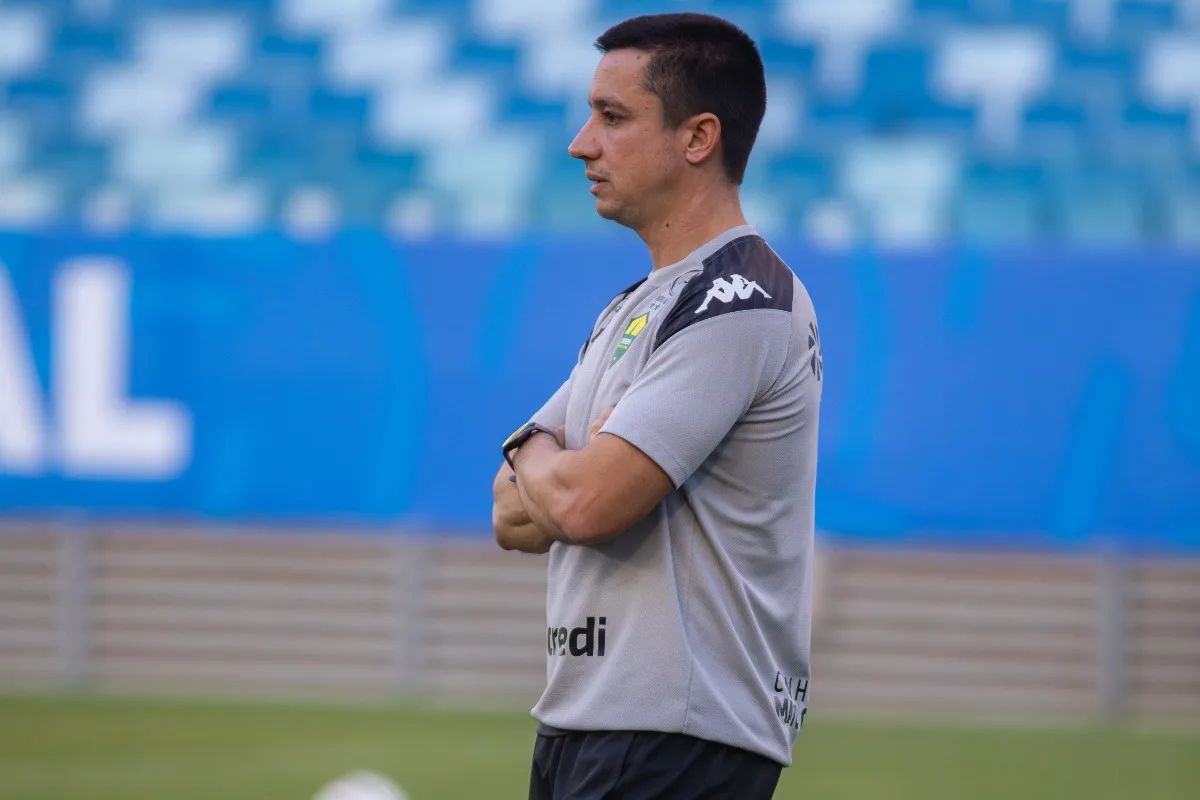 Eduardo Barros elogia força do elenco, destaca Aiyran e vê Cuiabá mais competitivo na Série B; veja vídeo