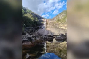 Mulher sofre queda em cachoeira, perde os movimentos das pernas e mobiliza resgate aéreo; veja vídeo
