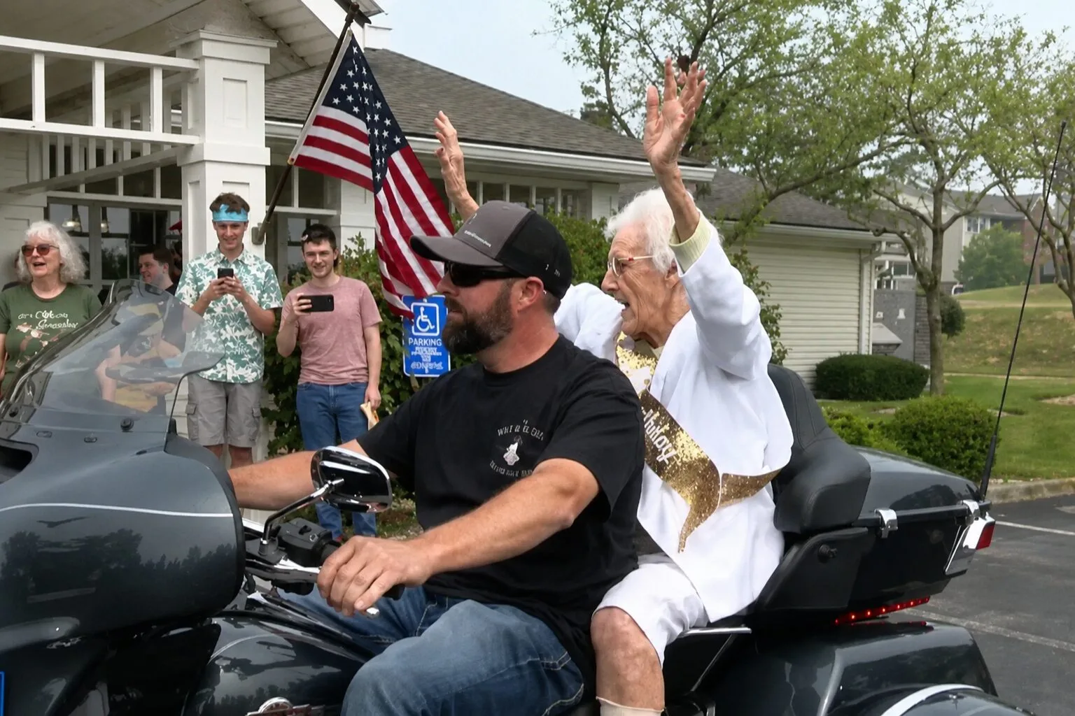 Idosa de 105 anos comemora aniversário na garupa de Harley-Davidson e emociona motociclistas; veja vídeo