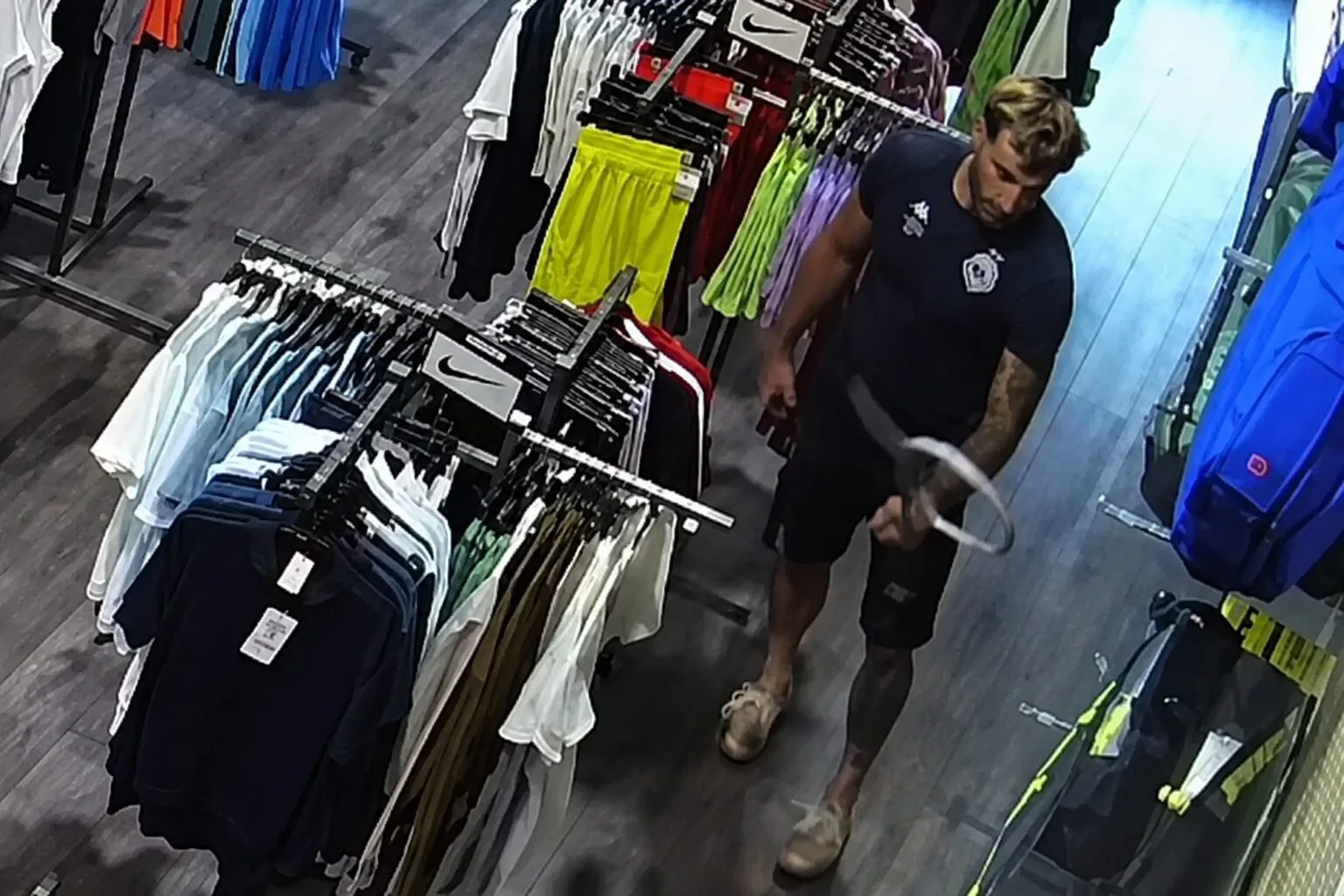 Ex-tenista uruguaio acaba preso após destruir raquetes e ameaçar funcionários nos EUA; veja vídeo
