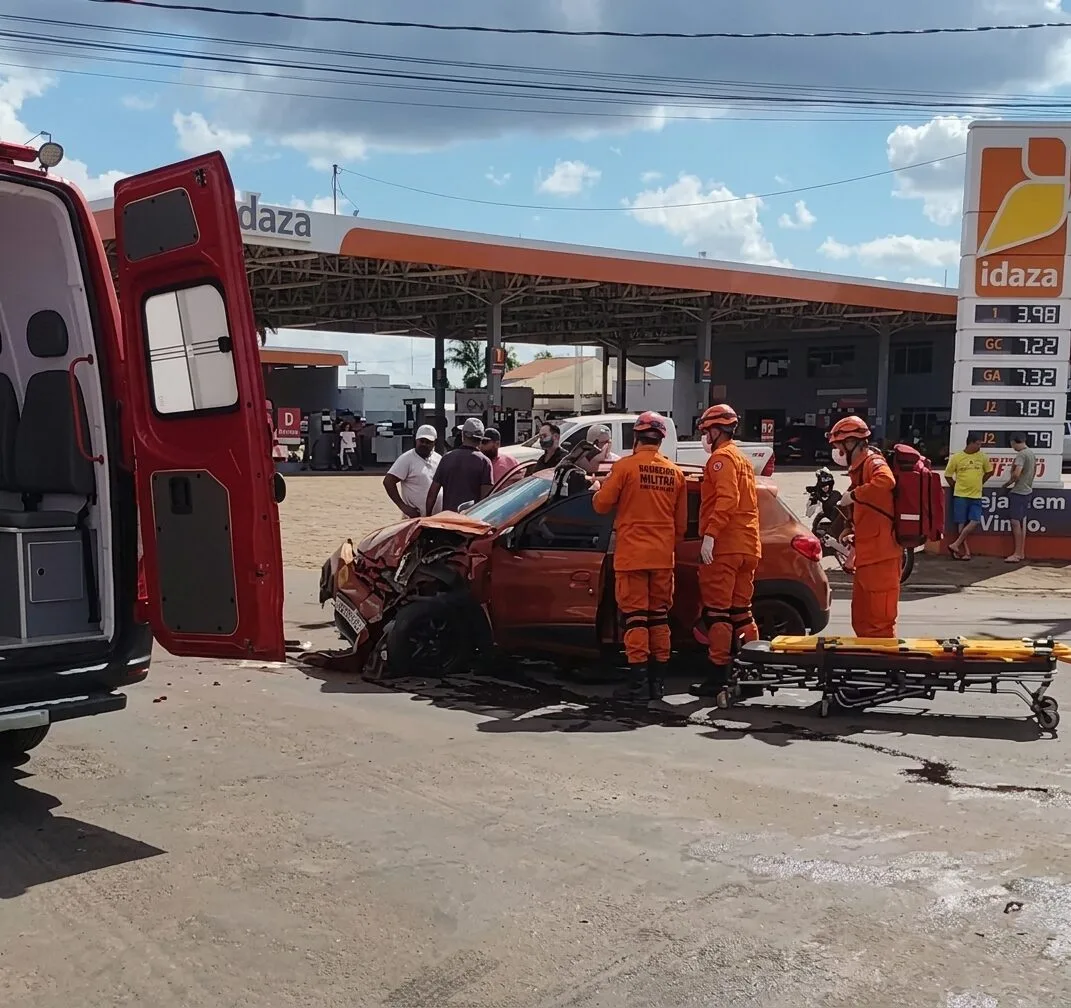 Motorista fica presa às ferragens após caminhão atingir carro em cruzamento de Juína; veja vídeo