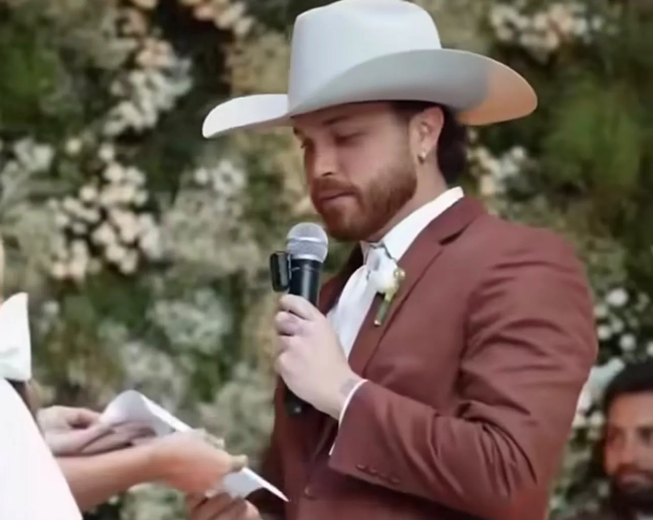 Votos de Gustavo Tubarão no casamento dividem opiniões e geram críticas nas redes; veja vídeo